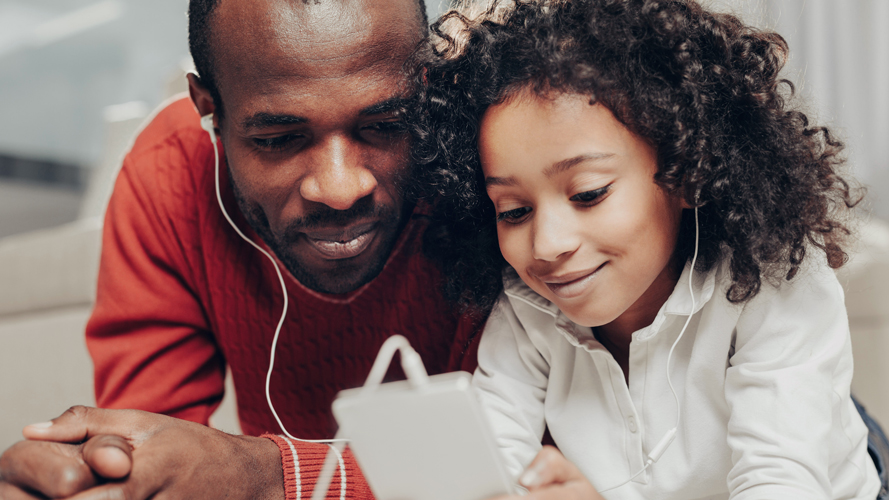 en pappa tittar på en smartphone tillsammans med sitt barn