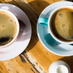 två kaffekoppar på ett bord