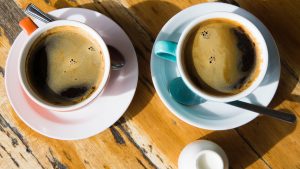 två kaffekoppar på ett bord