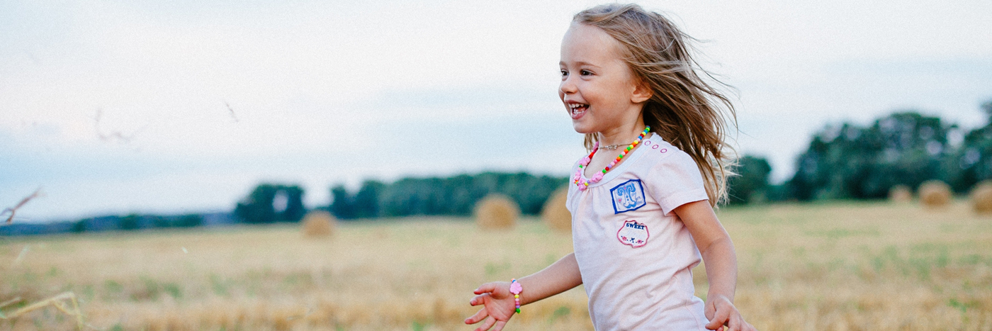 barn som springer på en sommaräng