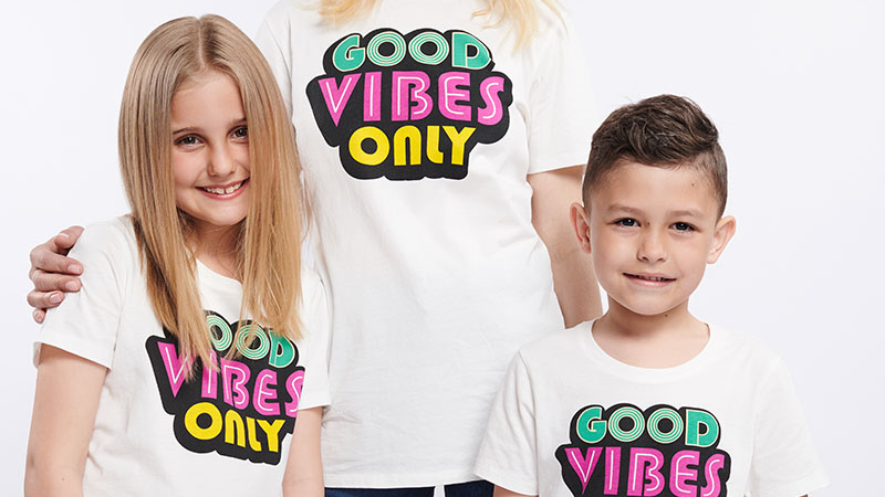 två barn har på sig en t-shirt som säljs för att stötta Friends arbete mot mobbning.