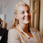 sara damber grundade Friends och är ordförande i Friends styrelse