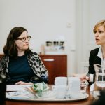 utbildningsminister anna ekström samtalar med generalsekreterare maja frankel