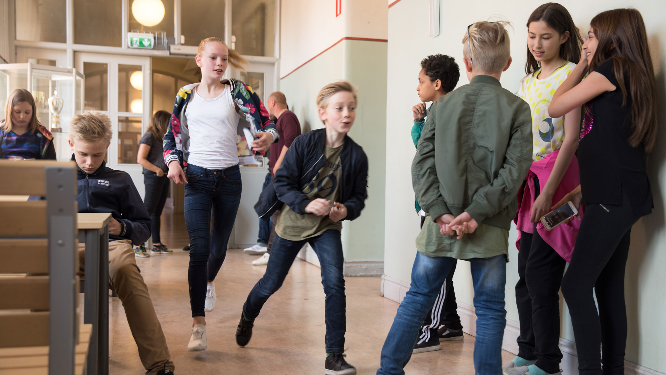 flera barn står i en skolkorridor