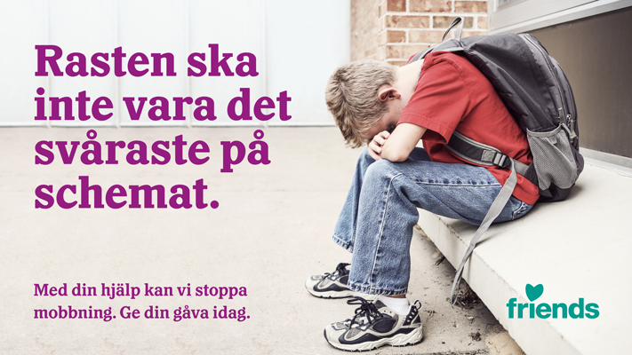 Exempel på en annons för Friends - en pojke sitter på skolgården. Bredvid finns texten: "Rasten ska inte vara det svåraste på schemat"