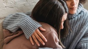 En mamma tröstar sin dotter