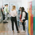 Ungdomar står i en skolkorridor