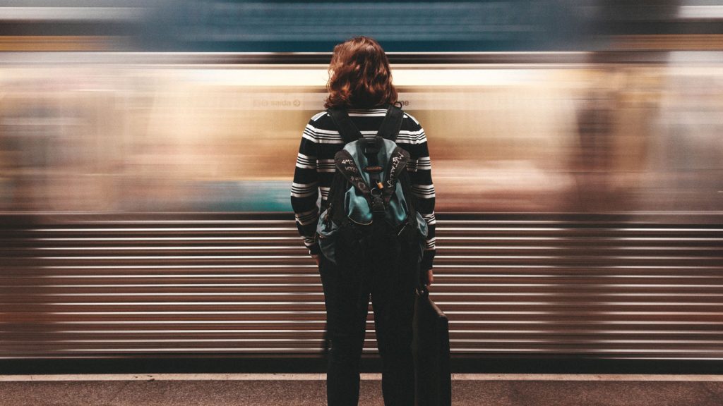 en tjej väntar på tåget