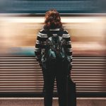 en tjej väntar på tåget