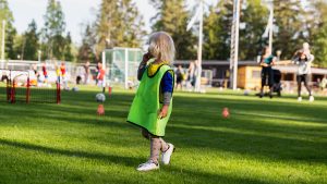 Ett litet barn på en fotbollsplan