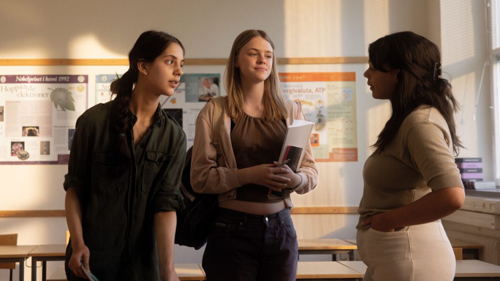 Två ungdomar och en lärare i klassrum