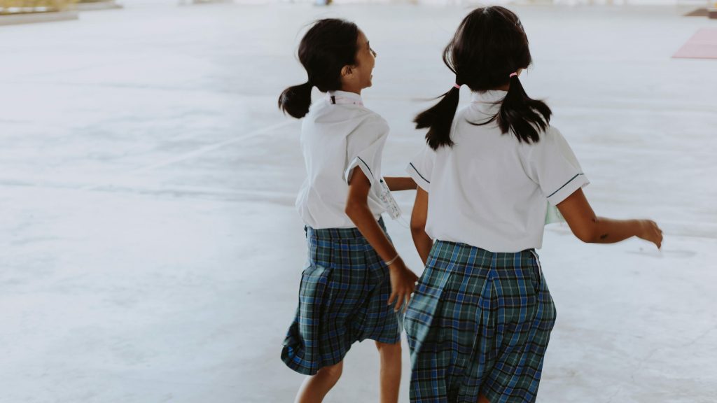 Barn med skoluniform