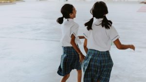 Barn med skoluniform