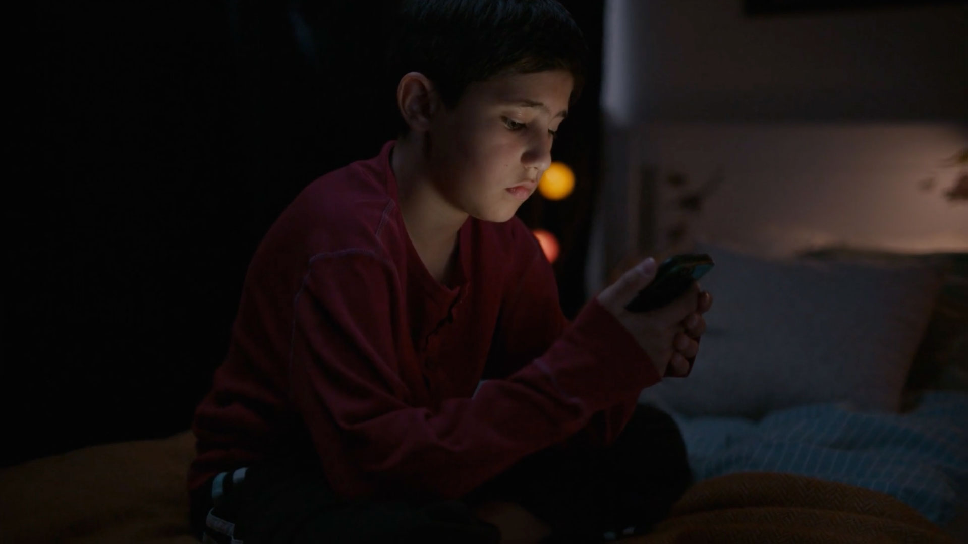 Pojke med mobiltelefon