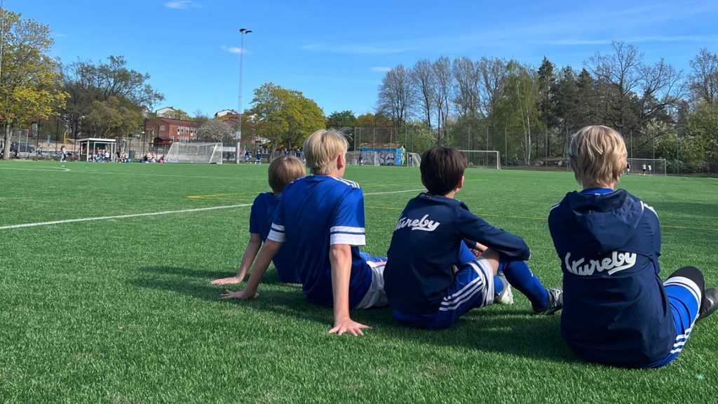Pojkar på fotbollsträning