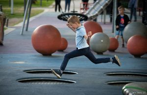 Boy hopping om trampoline